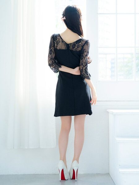 エレガントなレース袖とマーメイドシルエットが特徴のキャバドレス。デコルテを綺麗に魅せるデザイン。