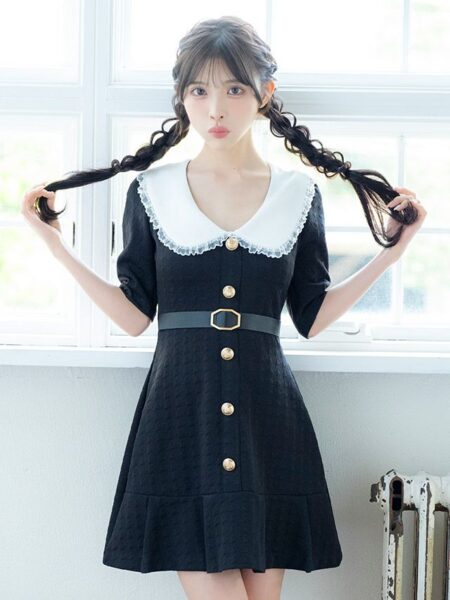 大きな襟付きで品のある印象になるブラックドレス