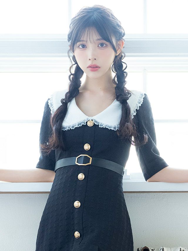 フリル襟とゴールドボタンが華やかな半袖フレアミニドレス♡