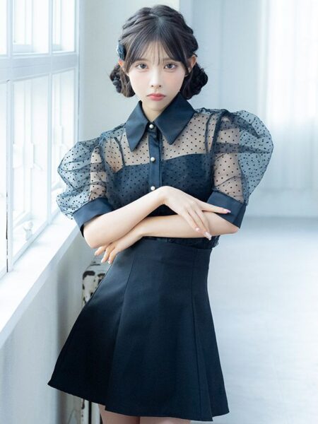 袖のふんわり感が可愛いブラックフレアミニドレス