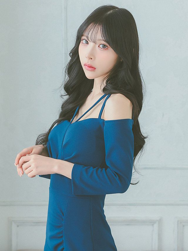 オフショルダー×コードデザインで抜け感を演出、七分袖膝丈のブルータイトドレス