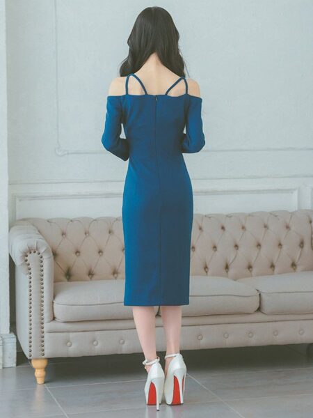 大人っぽい膝丈タイトに、コードディテールがアクセントのオフショルダーブルードレス