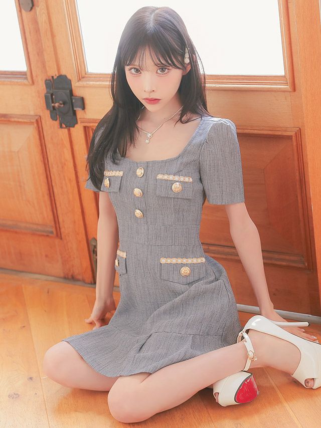 スクエアネックとゴールドボタンが上品な半袖フレアミニドレス♡