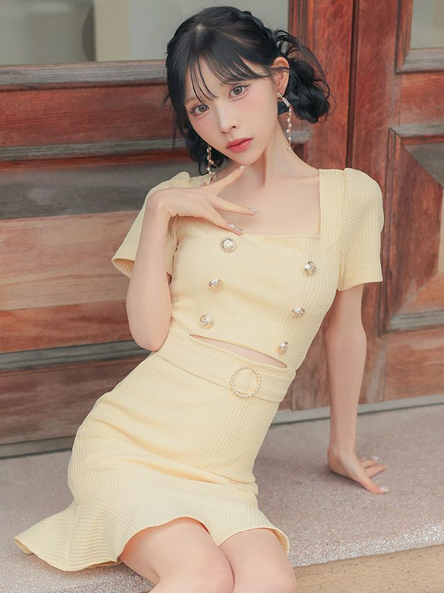 ビタミンカラーが映えるマーメイドミニドレス