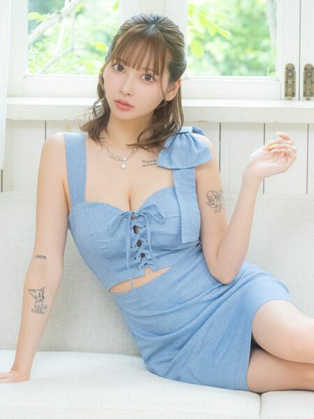 大きな肩リボンが可愛いノースリーブドレス