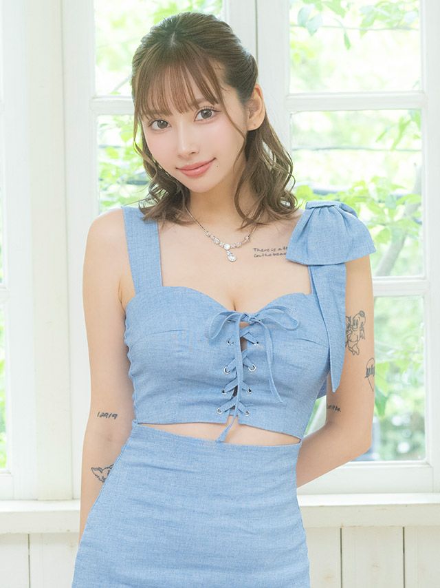 鮮やかなブルーが映えるノースリーブドレス♡