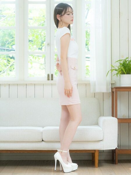 ピンクとホワイトの組み合わせが絶妙なタイトミニドレス