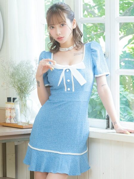 ガーリーなデザインに大きめのスクエアネックがセクシーなブルーフレアミニドレス