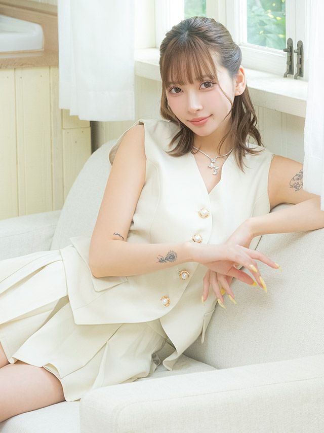 前から見ると上品なスーツ風デザイン、後ろ姿はリボンで可愛さをプラスした大人可愛いドレス♡