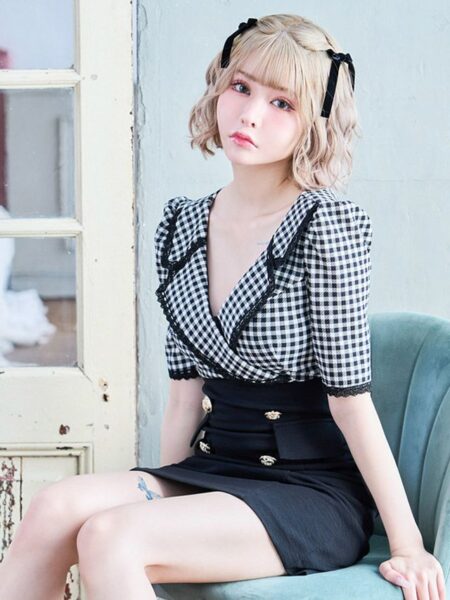 大きな襟が特徴的なウエスト切り替えセットアップドレス