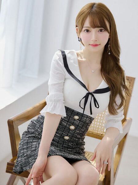 大きな襟と谷間魅せで品のある色気が完成するウエスト切り替えツイードドレス