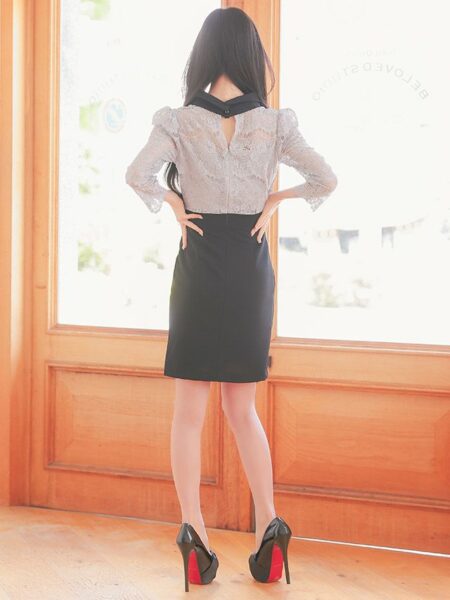 カットアウトデザインがさりげなくセクシーな印象をプラス