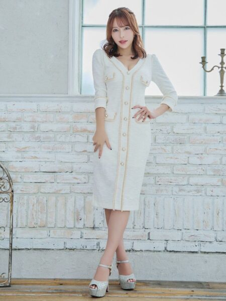 ボディラインを引き立てるワンカラーの膝丈ドレス