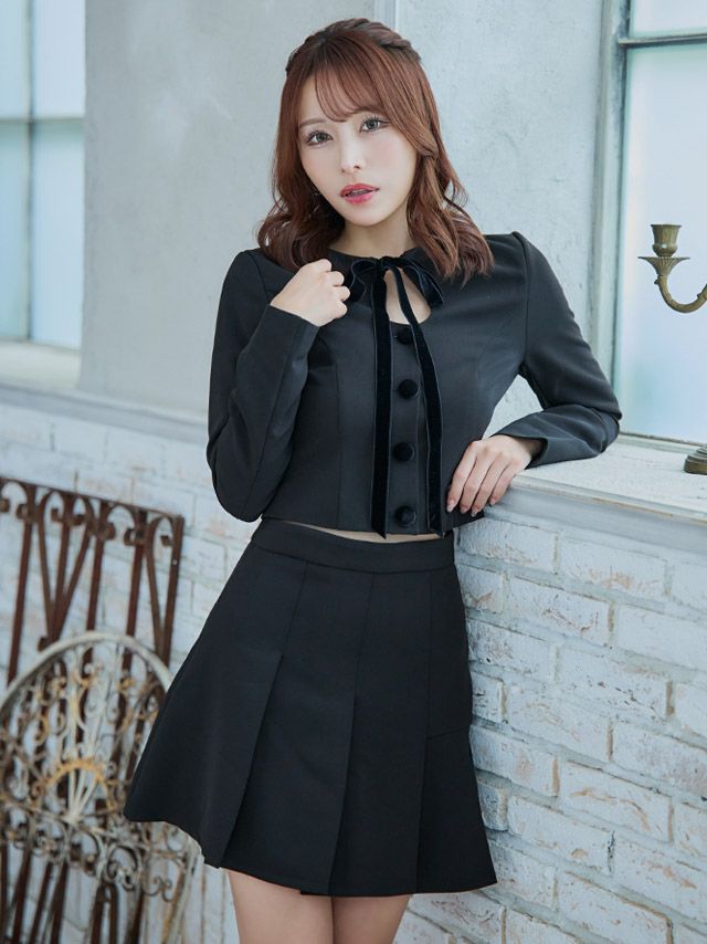 ワンカラーツイードで洗練された印象を与える膝丈ドレス