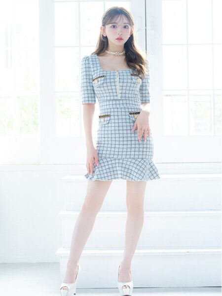 落ち着いた印象で上品に魅せるワンカラーツイードドレス