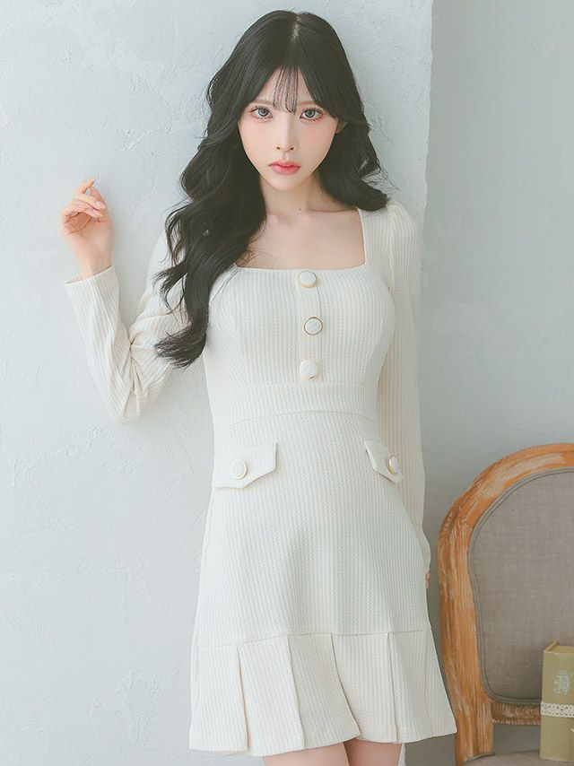 落ち着いた雰囲気を演出、冬にも温かいドレス