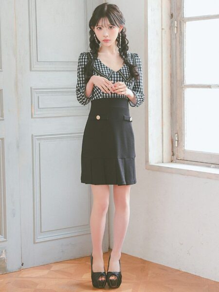 襟×ウエスト切替でメリハリあるスタイルを演出してくれるドレス