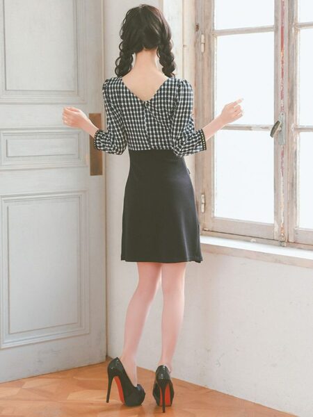 七分袖とフレアシルエットが清楚な雰囲気を漂わせる一着