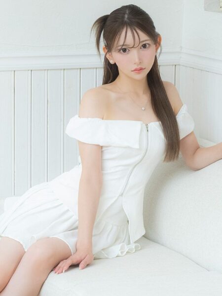 オフショルで鎖骨を美しく魅せジップ調節も可能