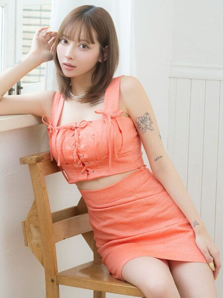 鮮やかオレンジカラーのガーリーノースリーブドレス