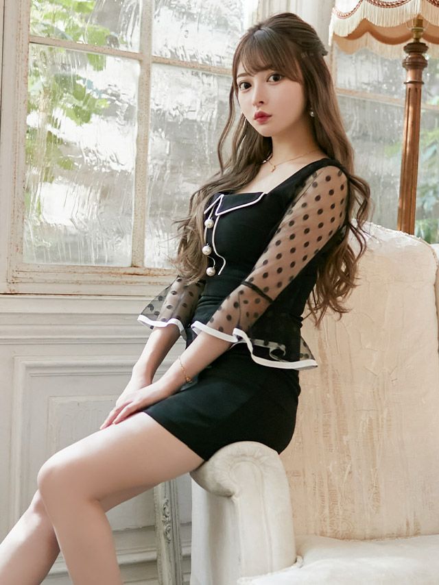 ブラック×ドット柄で視線を集める主役の一着。スタイルアップも叶えちゃうタイトシルエット。