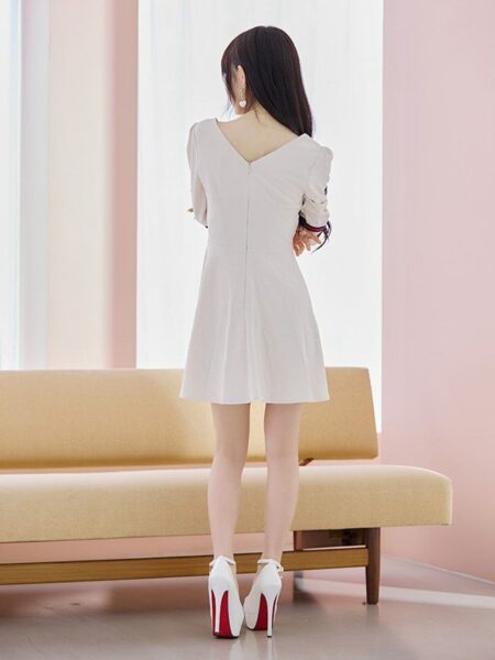 異素材ラインが立体感をプラスする、袖ありパフスリーブのアイボリー系フレアミニドレス。