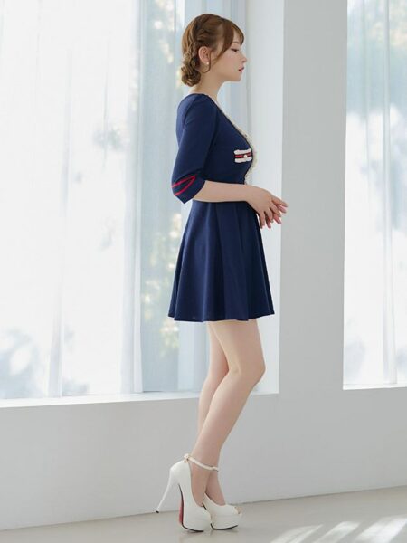 ふんわり広がるスカートで気になるお尻もカバー。ネイビーカラーに赤も合わせたキュートなミニドレス。