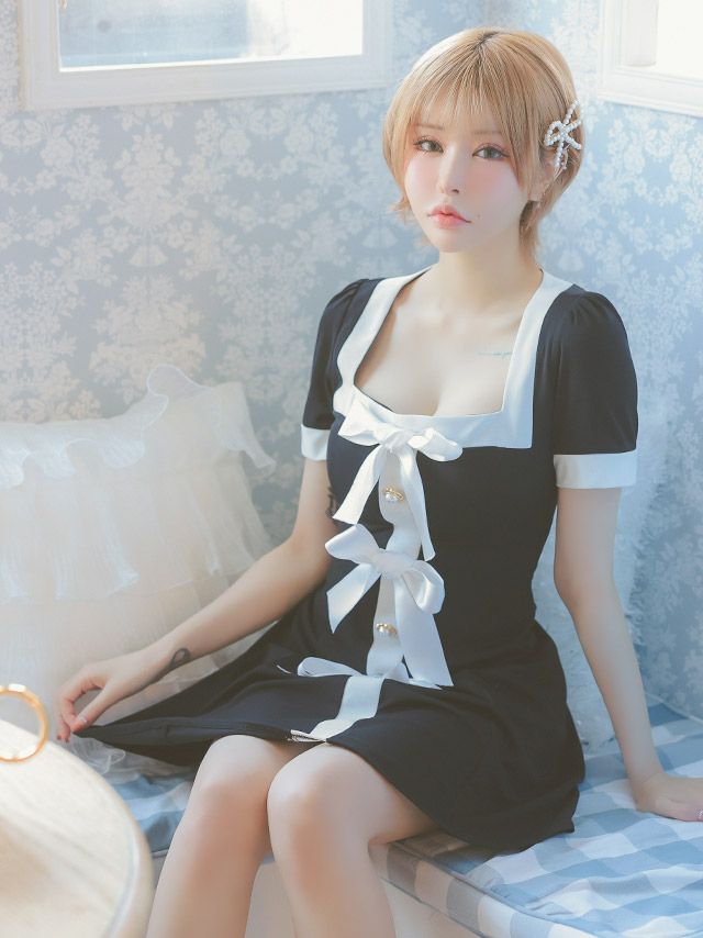 バイカラーとモノトーンを組み合わせた大人の可愛さ高まるデザイン。大きなリボンの装飾が目を惹きつける。