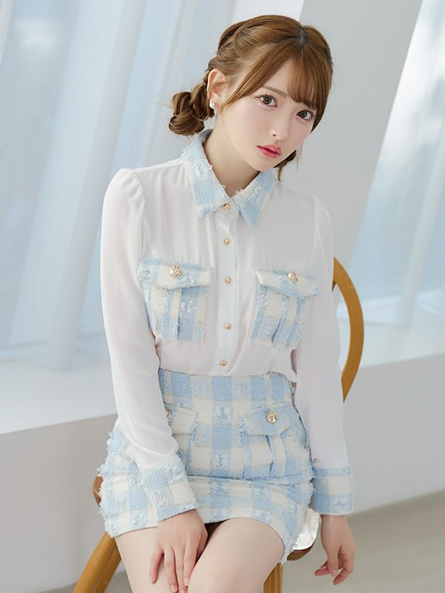 淡い色味が特徴の冬にも映えるミニドレス