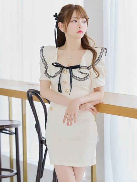 モノトーンカラーで大人の魅力を引き出す