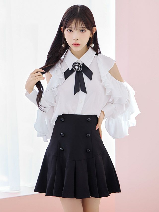 肩開きと個性的なスリーブデザインで周囲の視線を独占。