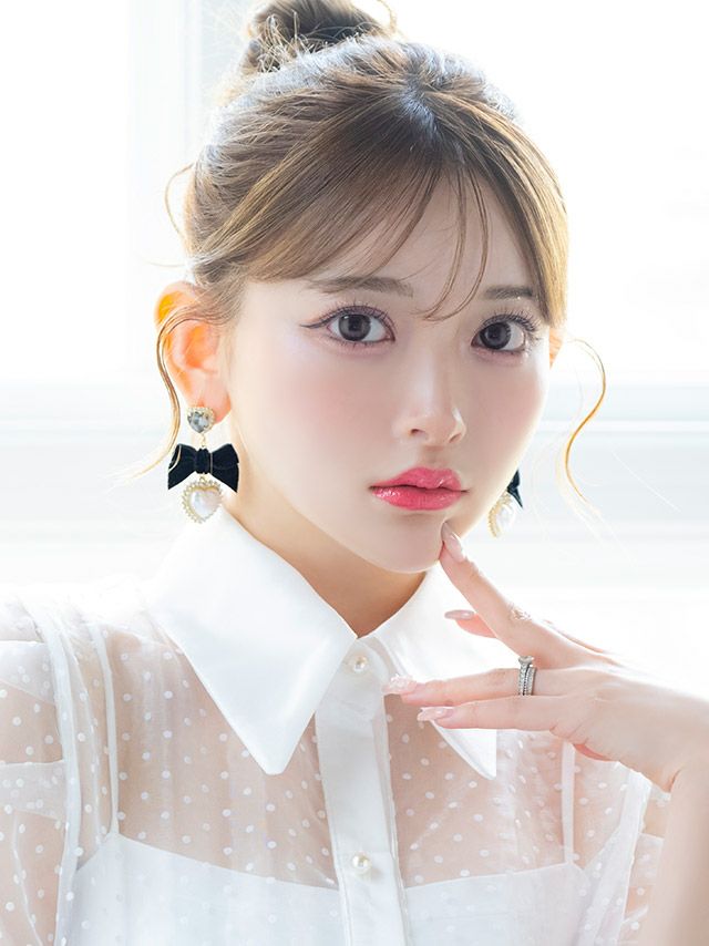 耳元で揺れるリボンハートがキュート