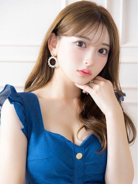 輝くビジューがおしゃれなピアス