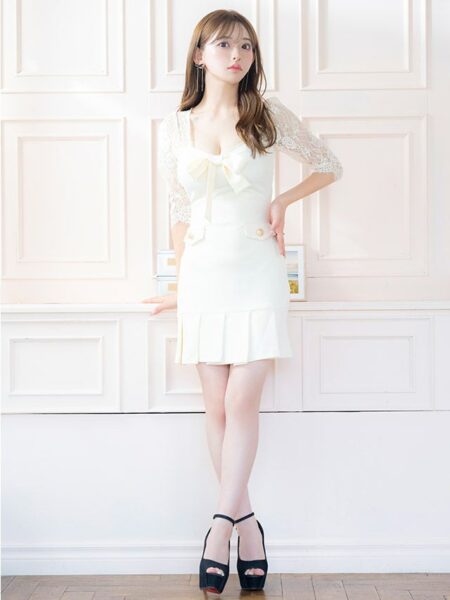 フロントに装飾されたリボンがポイント。色気溢れる谷間魅せで男ウケも抜群。