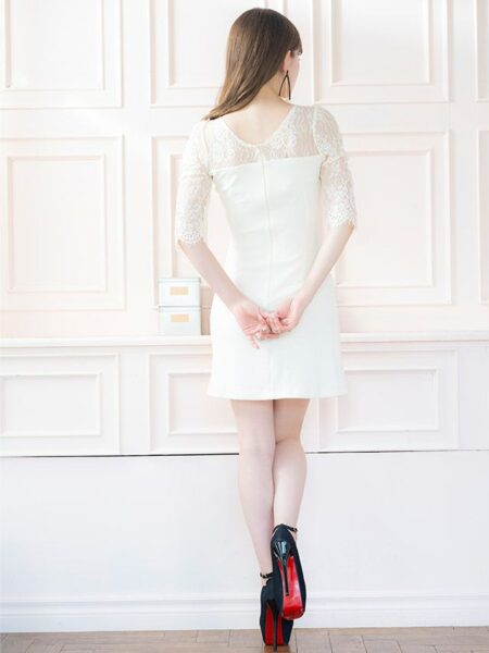 気になる二の腕も上品にカバーし、着心地のいいストレッチ素材でストレスを感じないおすすめの一着。