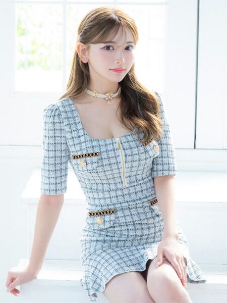 ツイードとチェック柄を組み合わせた欲張りドレス。ジップ調節で谷間も見せれちゃう。