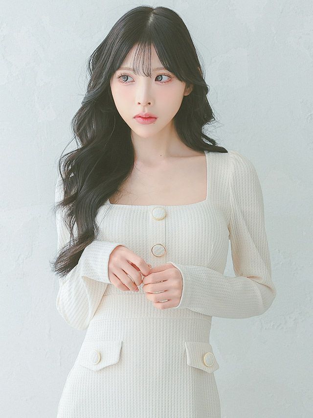 ワッフル素材の質感が特徴の、アイボリーカラーのスクエアネック長袖マーメイドミニドレス。