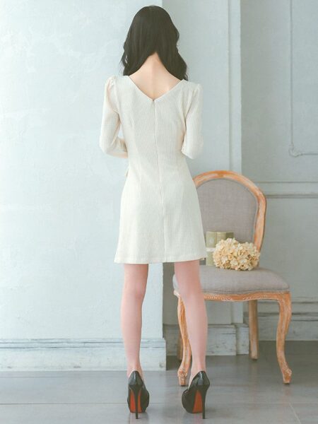 柔らかいワッフル生地とマーメイドシルエットが女性らしい、アイボリーの長袖ミニドレス。