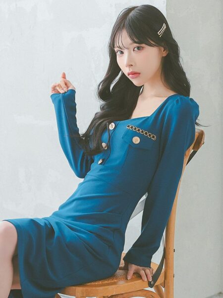 エレガントで大人っぽいブルードレス