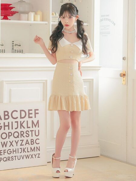 揺れるフリルスカートで華やかに