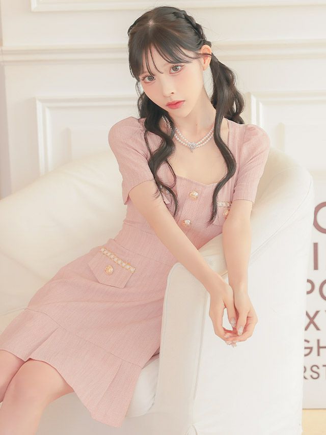 甘さたっぷりな女の子らしさ溢れるフレアミニドレス。スクエアネックで抜け感も演出。
