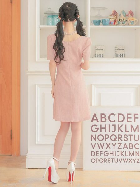 ゴールドボタンとチェーンの装飾で高級感UP。着心地のいいサイズ感が嬉しい一着。