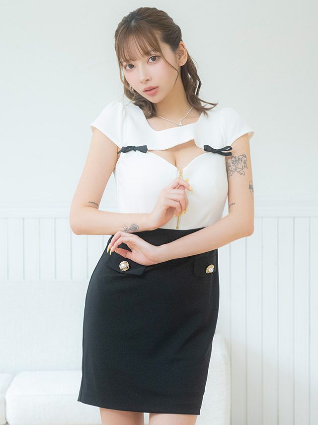 フロントジップで谷間をチラ魅せする