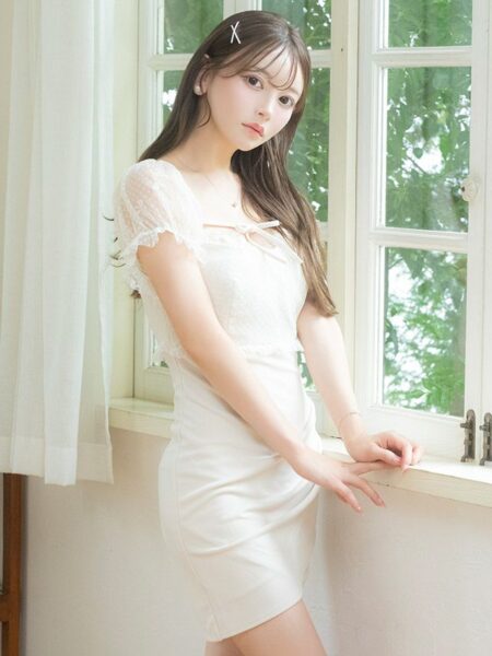 透け感のあるレースで大人ガーリースタイルに