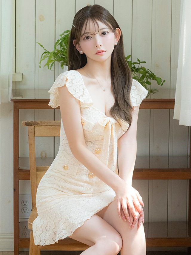 ゴールドボタン×レースの組み合わせで高級感UP