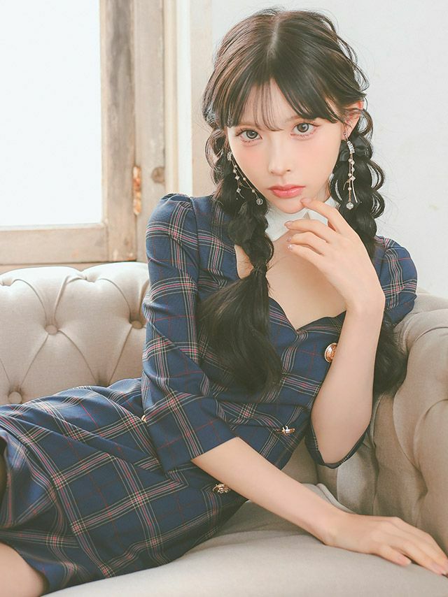 気になる二の腕もカバーし、胸元の開きデザインでセクシーに