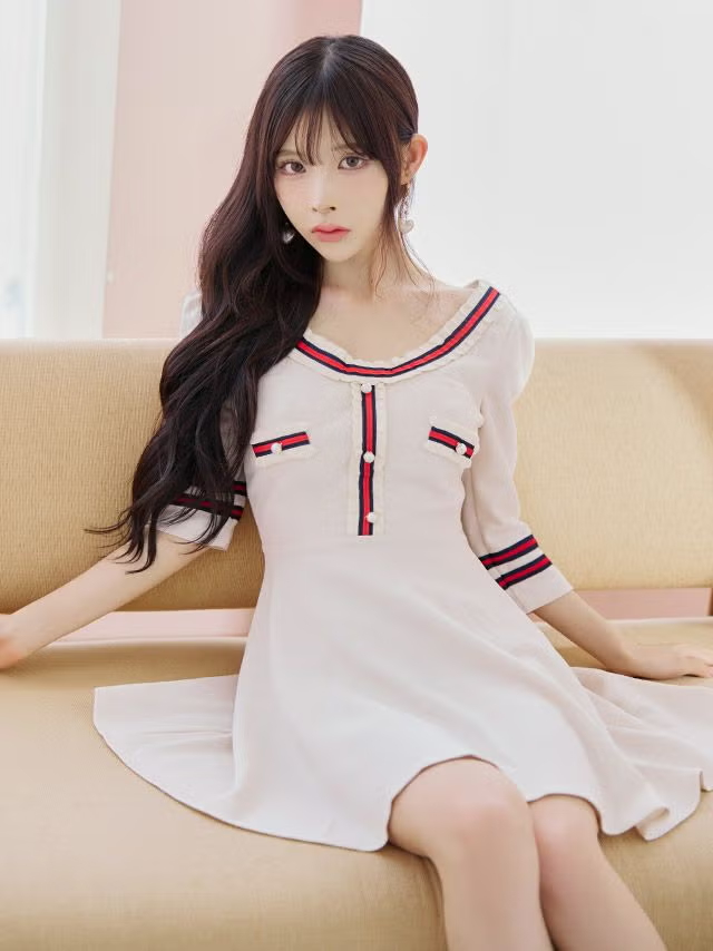 ふんわり広がるスカートで女の子らしさを引き立てる