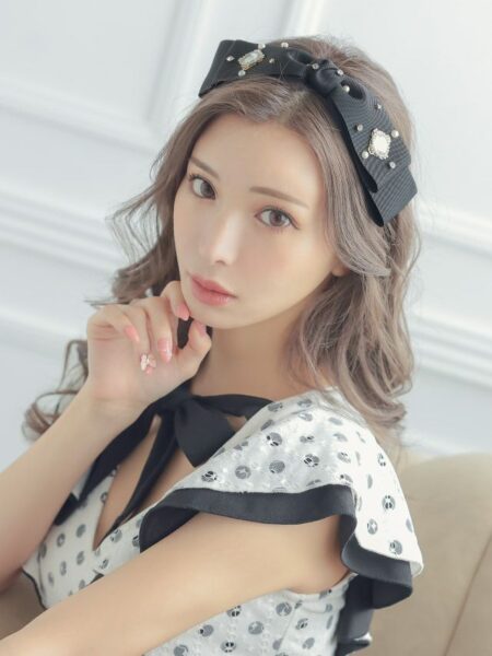 大人っぽいドレスにも合わせやすく、幅広い年齢層におすすめ