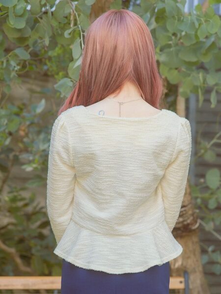 アイボリーカラーで顔周りを明るく見せ華やかな印象に