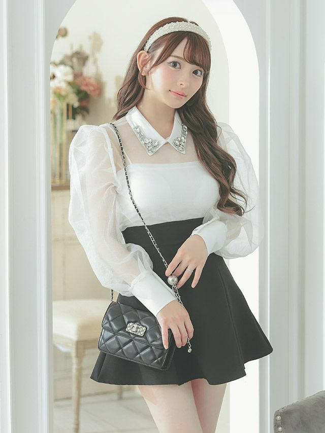 首周りのビジューで高級感高まり、モノトーンカラーで上品さUP